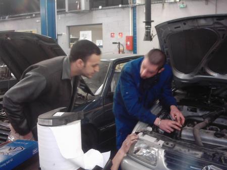ah...y en à un qui travaille quand même.... Attention y à un type coincé sous la voiture....tu à du rouler dessus tout à l'heure nicolas...