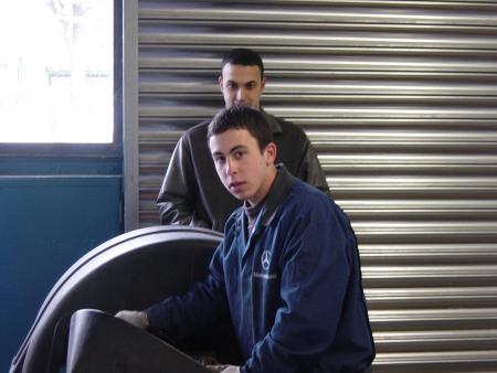 Pauvre Sebastien il croit toujours qu'ici c'est un garage Mercedes